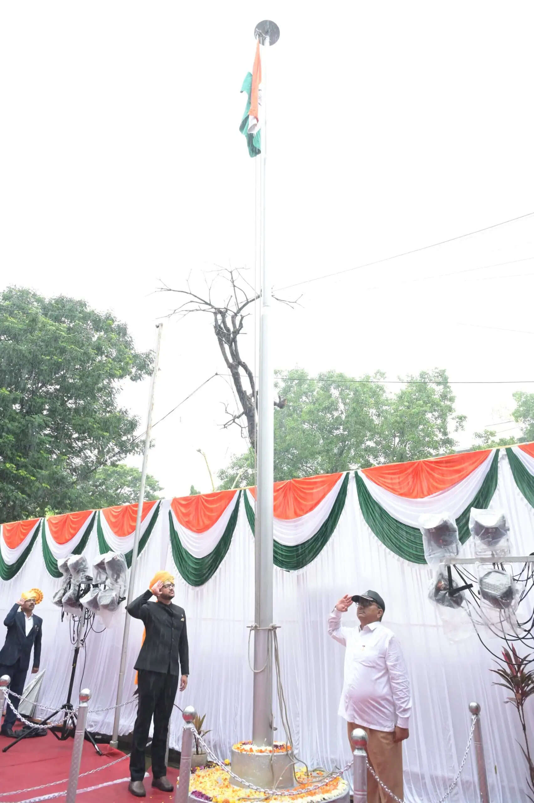 15 अगस्त पर ठाणे जिला परिषद में मिट्टी - पानी बचाने की शपथ