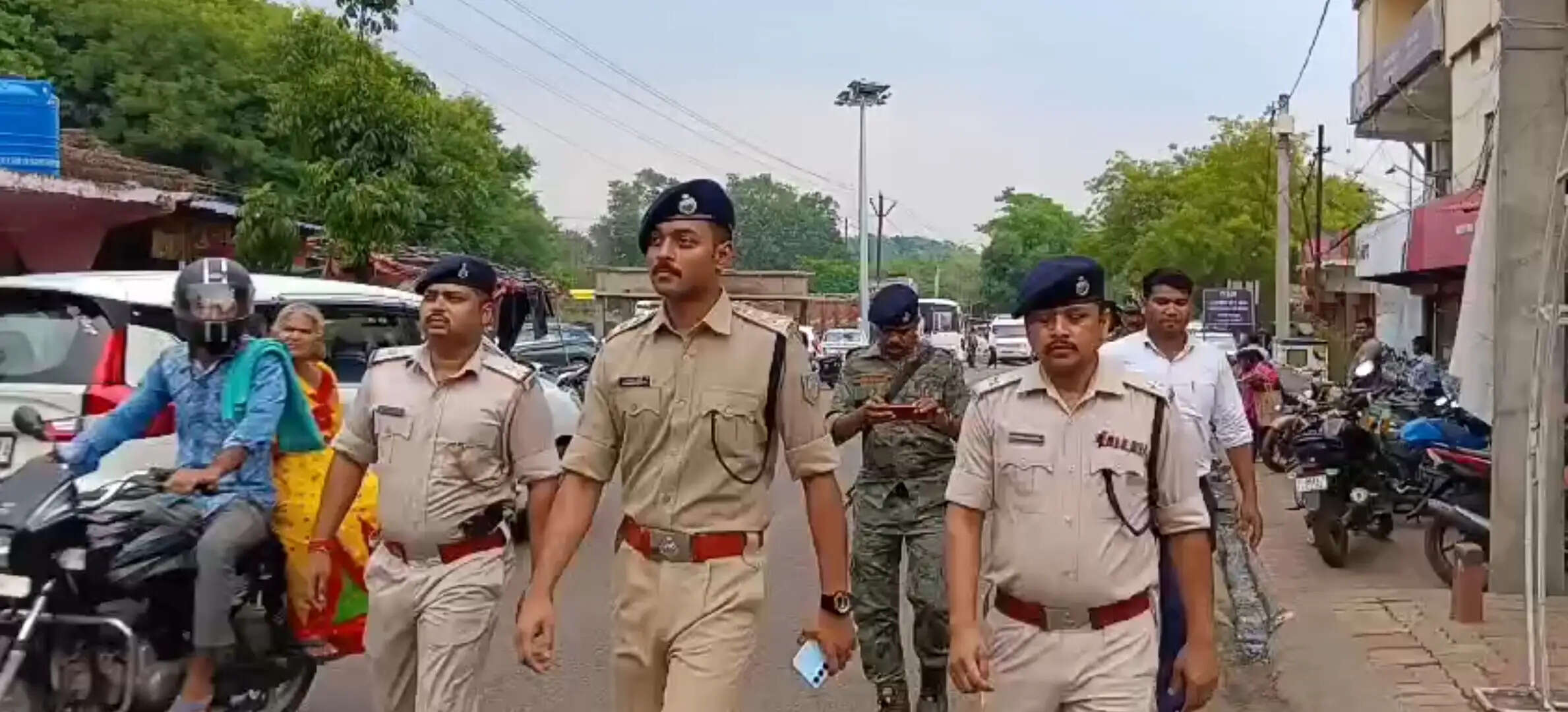 अड्डेबाजी, छेड़खानी के खिलाफ पतरातू एसडीपीओ ने किया पैदल मार्च