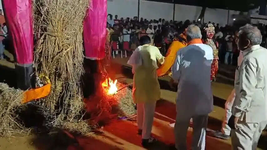 नूंह जिले में धूमधाम से मनाया गया विजय दशमी पर्व, धू-धू कर जला रावण का पुतला