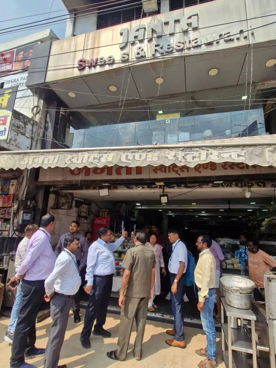 स्वयं मैदान में उतरे खाद्य एवं औषधि प्रशासन विभाग के नियंत्रक, चार प्रतिष्ठानों पर कार्रवाई
