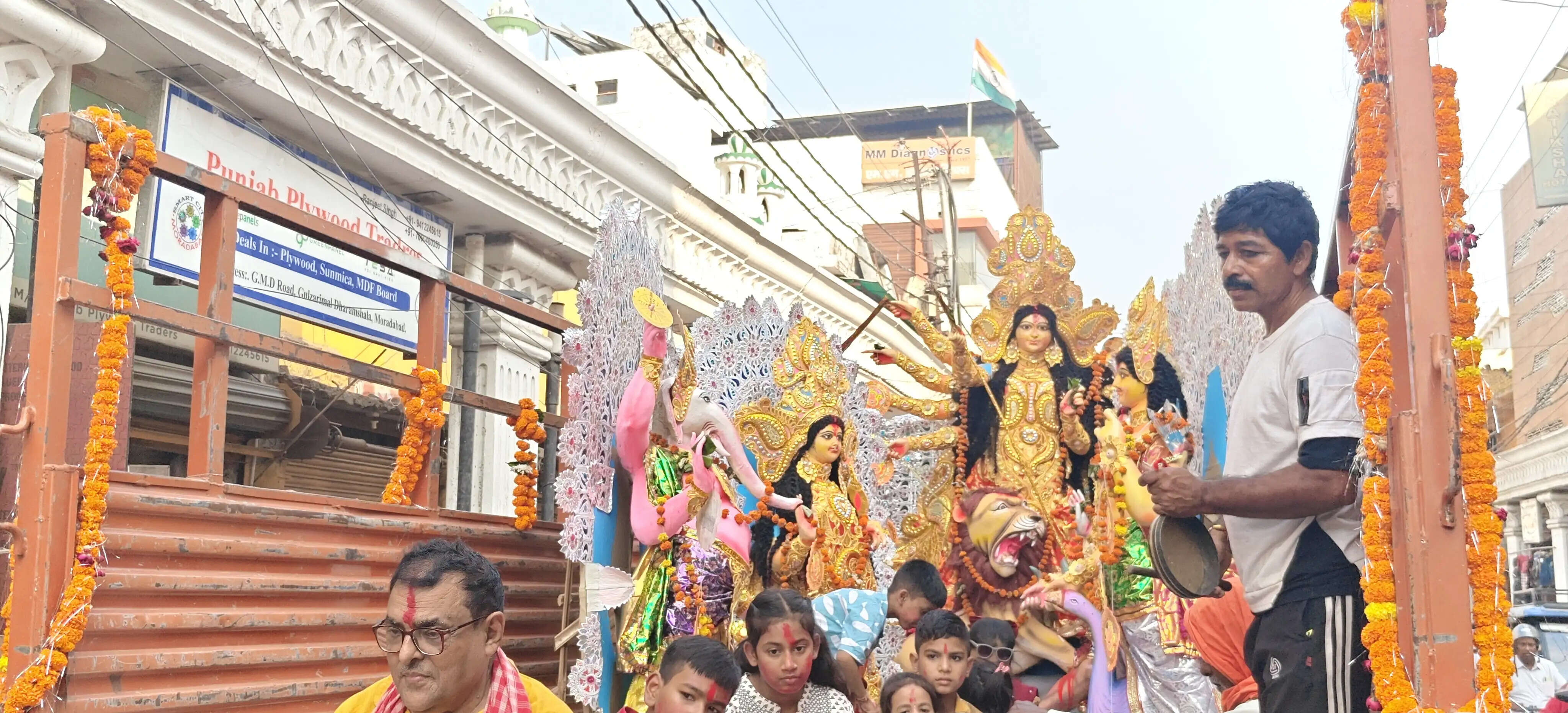 बंगाली समाज ने सिंदूर उत्सव के साथ दुर्गा प्रतिमा का किया विसर्जन
