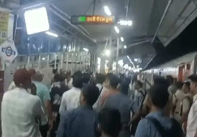 मंगला एक्सप्रेस से केरल जा रहे 20 बच्चों की तबीयत बिगड़ी, खंडवा स्टेशन पर हुआ इलाज