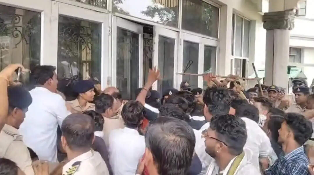 जबलपुर के सेंट अलॉयसियस स्कूल में धर्मांतरण के आरोपों पर हंगामा