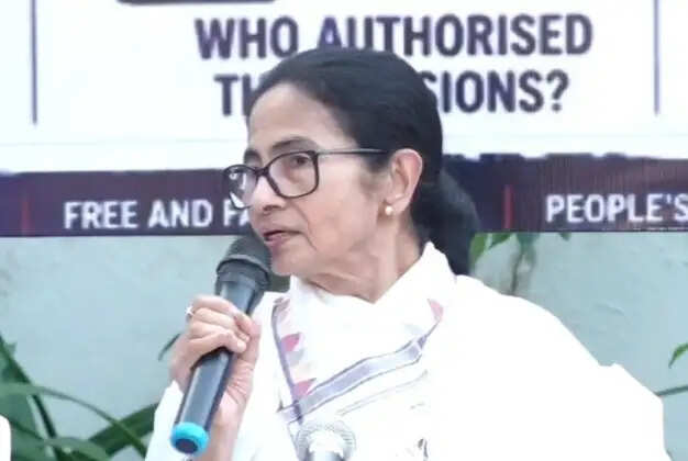 संवैधानिक पद पर बैठे जिम्मेदार अधिकारियों ने जनता को अधिकारों से वंचित करने का काम कियाःममता बनर्जी
