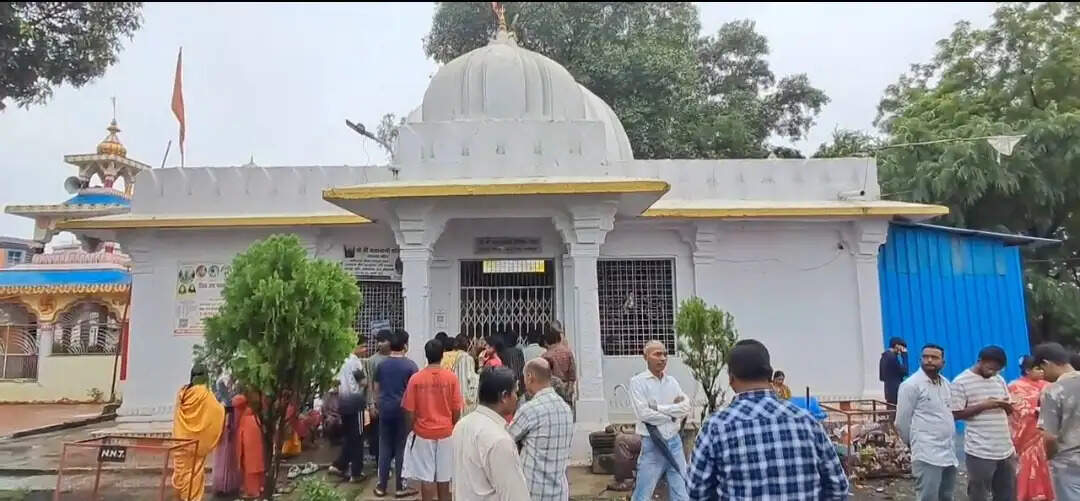 जबलपुर : आधारताल के ऐतिहासिक पंचमठा मंदिर में चोरी, ताले तोड़कर दानपेटी से नकदी ले गए चोर, सीसीटीवी में भी तोड़फोड़