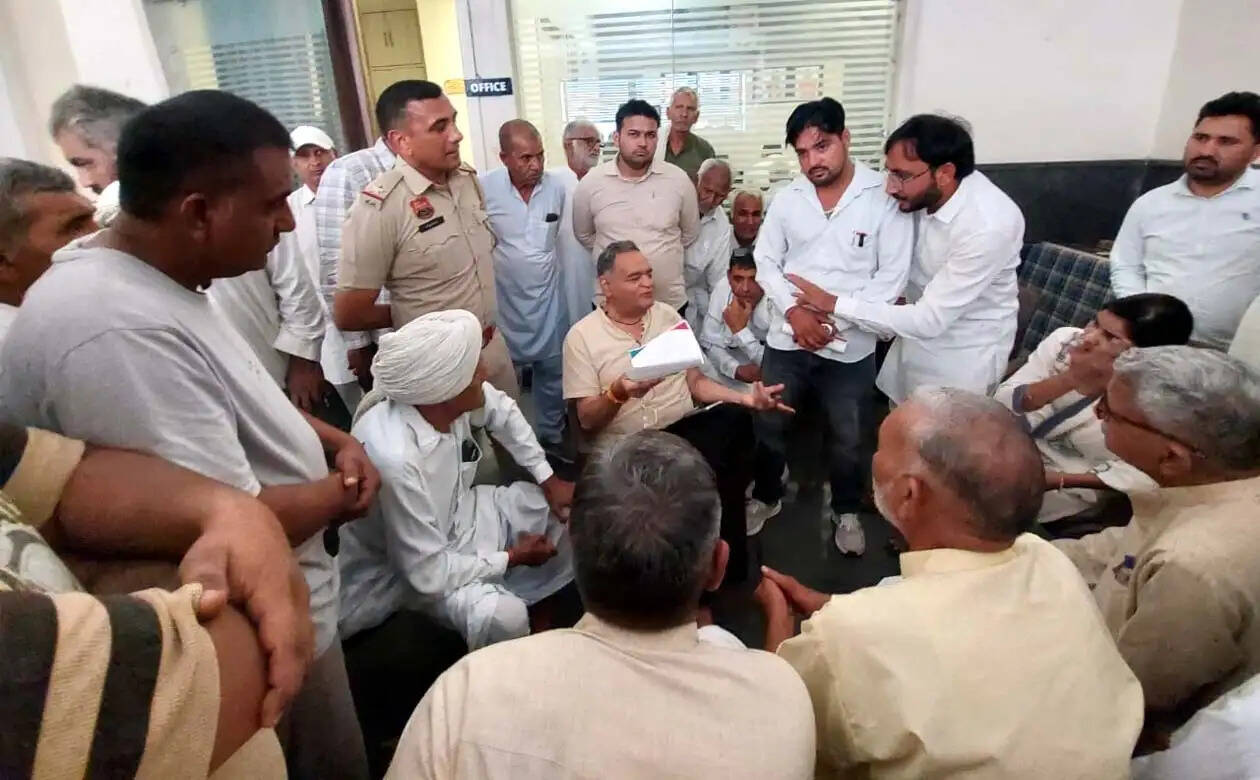 हांसी : बिजली व पानी की समस्या से चानौत के ग्रामीण परेशान