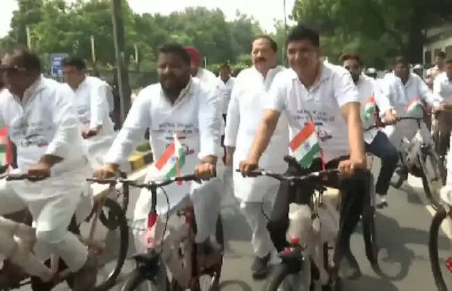 आम आदमी पार्टी ने साइकिल खरीद में भ्रष्टाचार का लगाया आरोप, साइकिल से विधानसभा पहुंचे पार्टी विधायक