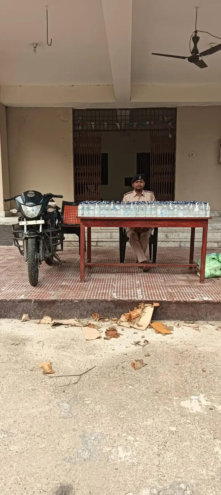 389 बोतल नेपाली शराब के साथ बाइक जब्त, तस्कर फरार