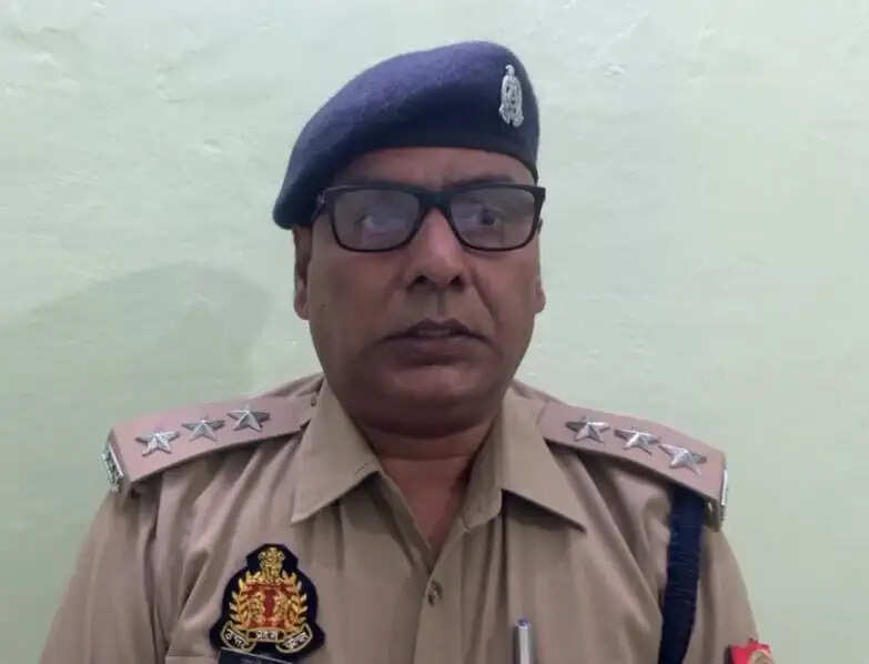देवरिया : पानी के छींटे पड़ने के विवाद में युवक को चाकू मारा, दो आरोपित हिरासत में