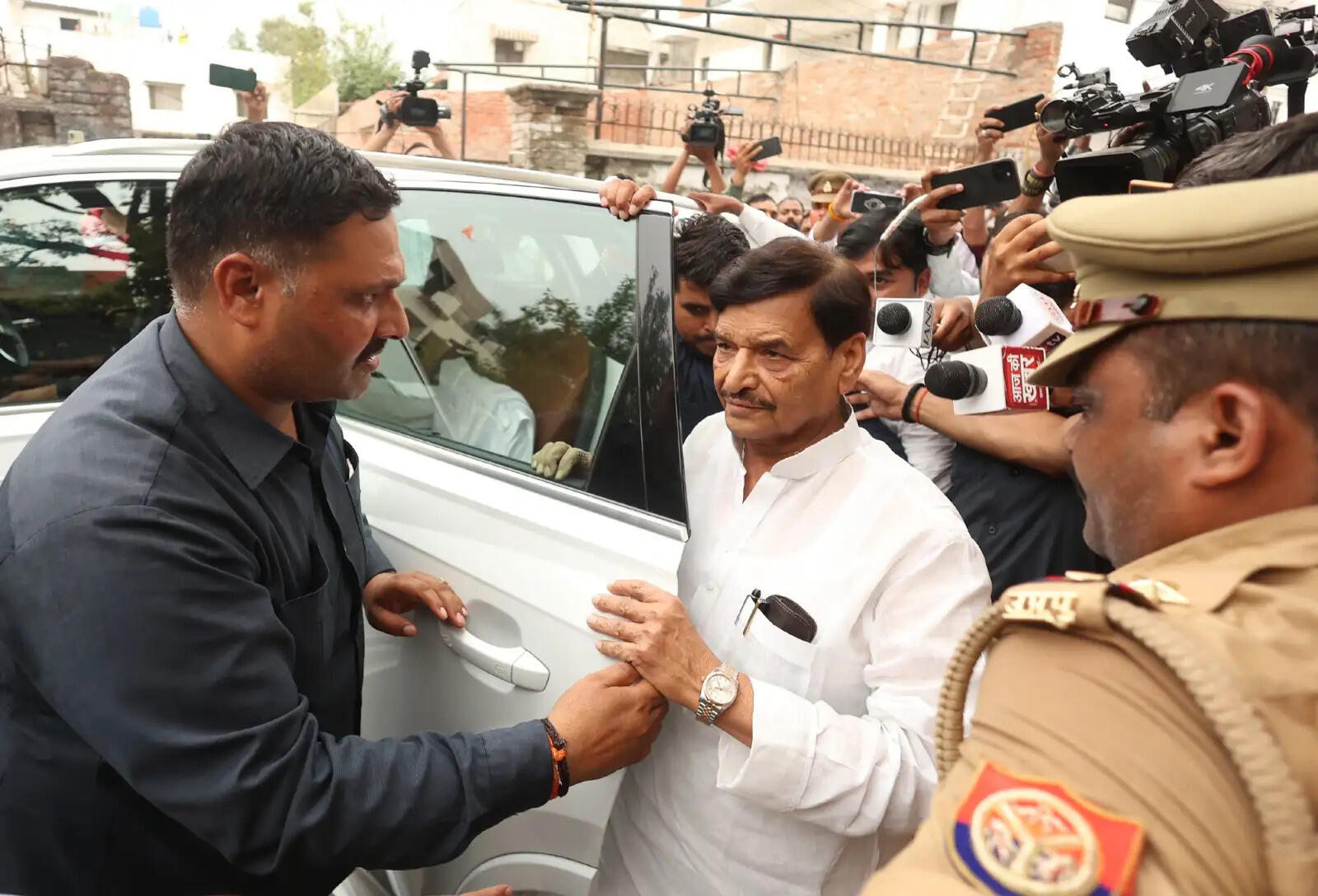 अखिलेश यादव ने छोटे भाई प्रतीक यादव के पार्थिव शरीर को देख हुए भावुक, पुष्प चढ़ाकर किए श्रद्धासुमन अर्पित