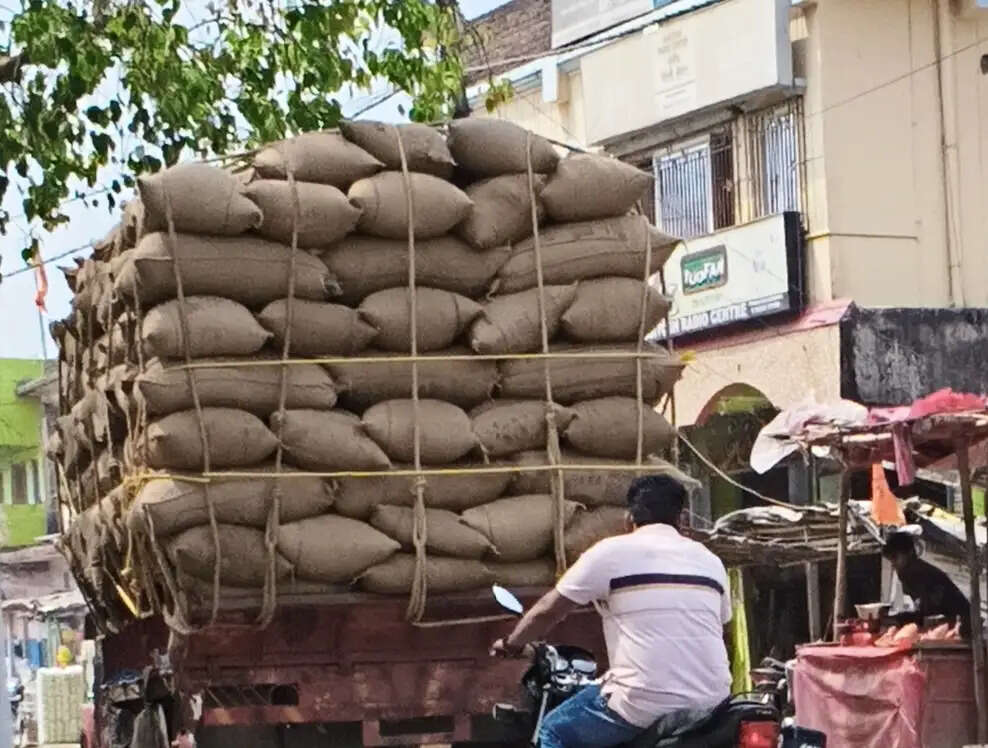 ओवरलोडिंग से बढ़ा खतरा, सड़कों पर नियमों की अनदेखी