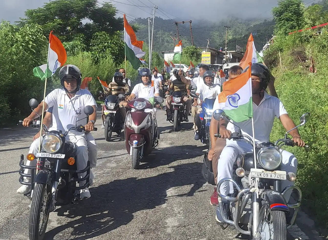 हर&nbsp;घर&nbsp;तिरंगा&nbsp;यात्रा&nbsp;निकाल&nbsp;कर&nbsp;देशभक्ति&nbsp;का&nbsp;माहाैल&nbsp;बना