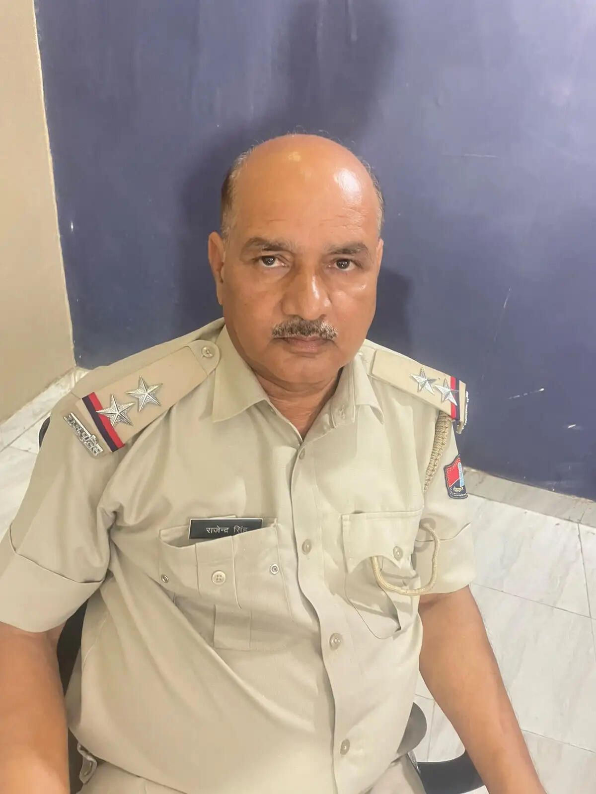 बैंक के खिलाफ दर्ज मुकदमे में कार्रवाई के लिए रिश्वत लेते एसआई गिरफ्तार