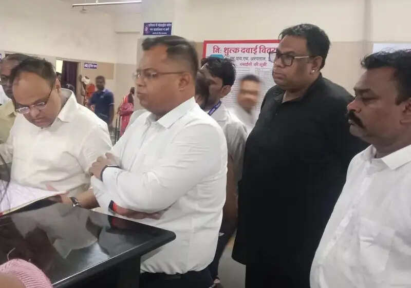 इंदौरः संभागायुक्त और कलेक्टर ने संयुक्त रूप से किया एमवाय अस्पताल का निरीक्षण