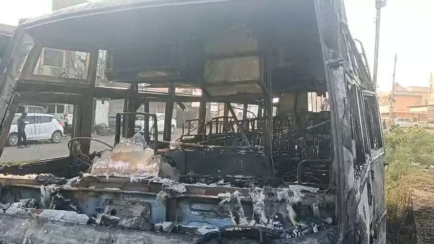 डिंडोरी में खड़ी बस में देर रात आग लगी, मालिक ने लगाया प्रतिस्पर्धी पर आरोप