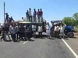 आगर-उज्जैन हाईवे पर किसानों का चक्काजाम, समर्थन मूल्य पर गेहूं खरीदी में देरी से नाराजगी, घंटों बाधित रहा यातायात