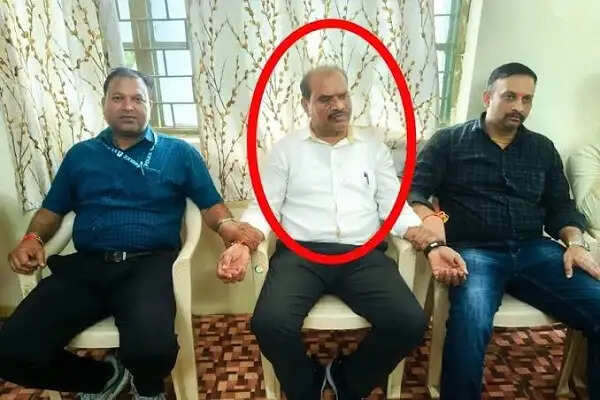 खंडवा में&nbsp;55 हजार की रिश्वत मांगी, 14 हजार&nbsp;लेते पकड़ाया एनवीडीए उपयंत्री