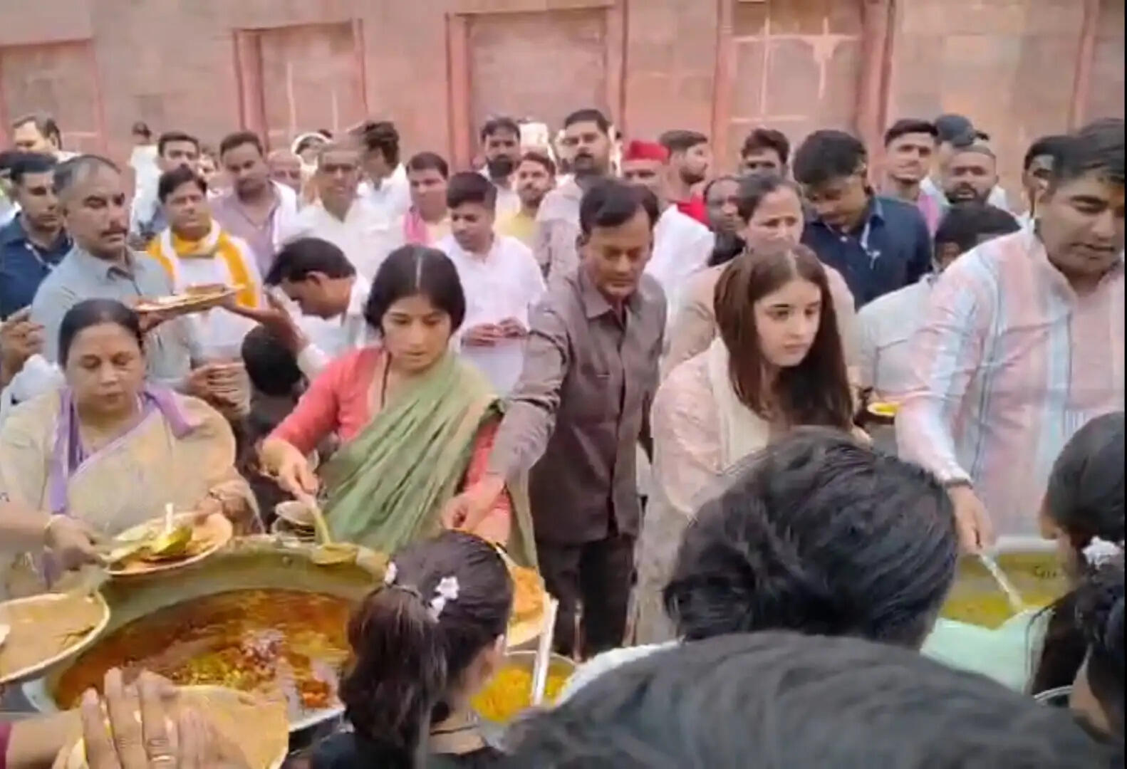 डिंपल यादव ने बड़ा मंगल पर सैफई में की पूजा, भंडारे में लोगों को प्रसाद किया वितरण