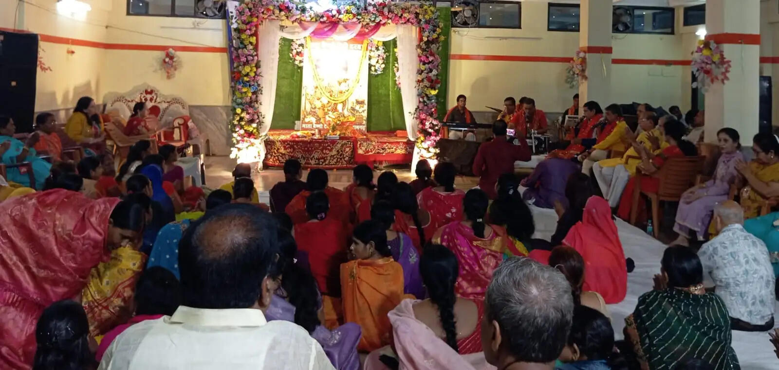 माता वैष्णों देवी मंदिर में सजाई गई माता की चौकी, भक्ति गीतों से झूमे श्रद्धालु भक्त