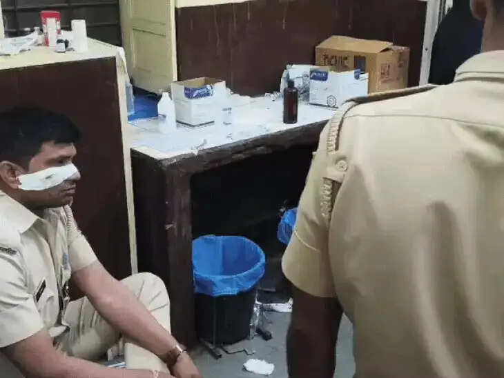 हाईवे पेट्रोलिंग टीम पर बदमाशों का हमला, तलवार-चाकू से तीन पुलिसकर्मी घायल; दो गिरफ्तार