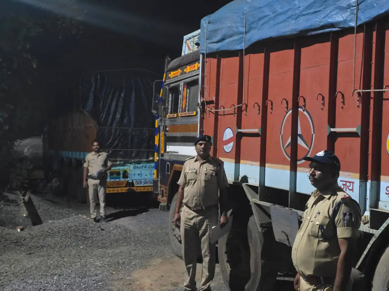 अनूपपुर: रेलवे रैक प्वाइंट तक भेजे जा रहे चावल में क्षमता से अधिक भार, चार वाहनों पर जुर्माना