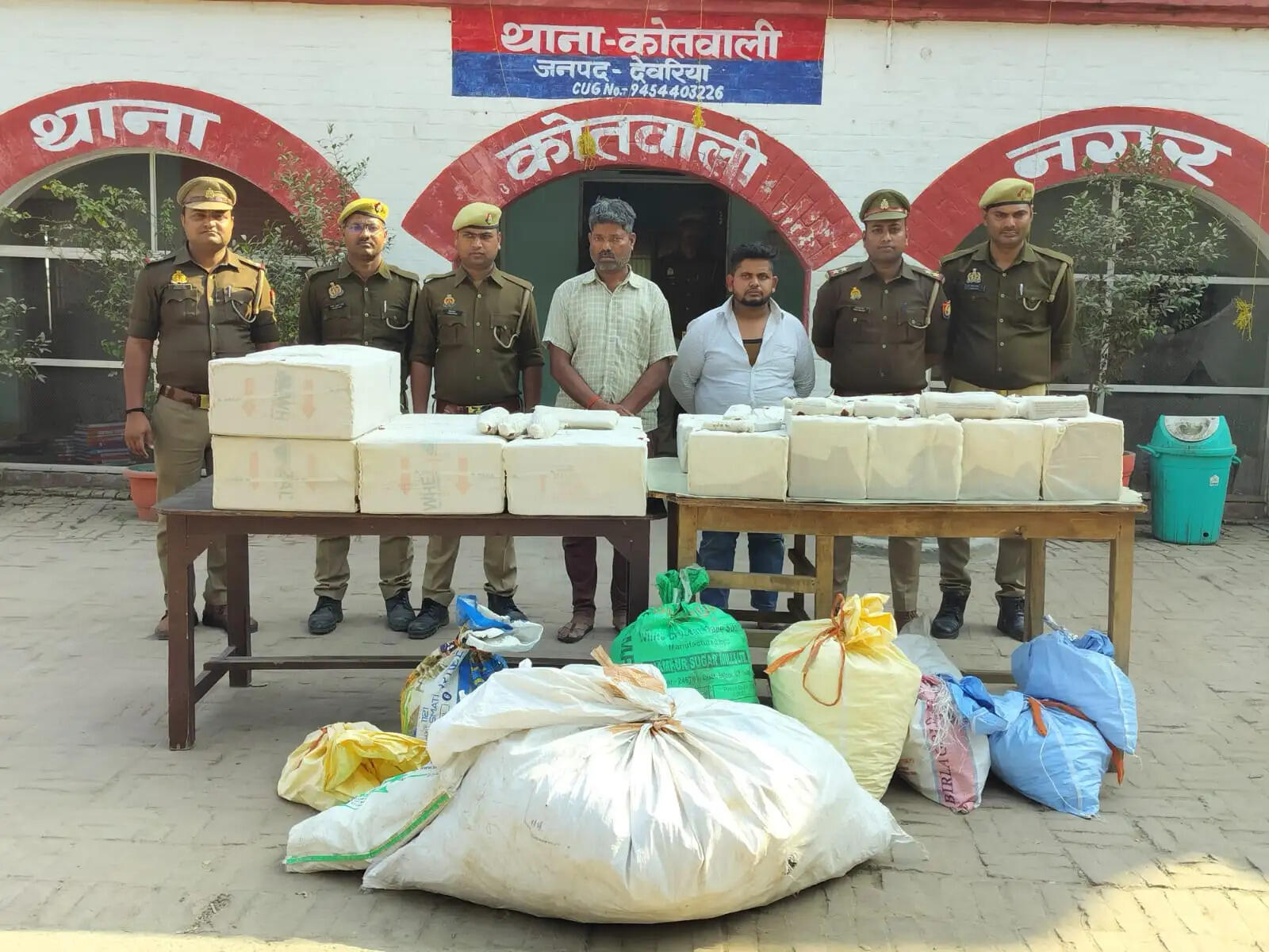 देवरिया पुलिस ने दो शराब तस्कर किए गिरफ्तार, बिहार ले जाकर बेचते थे नकली ब्रांड