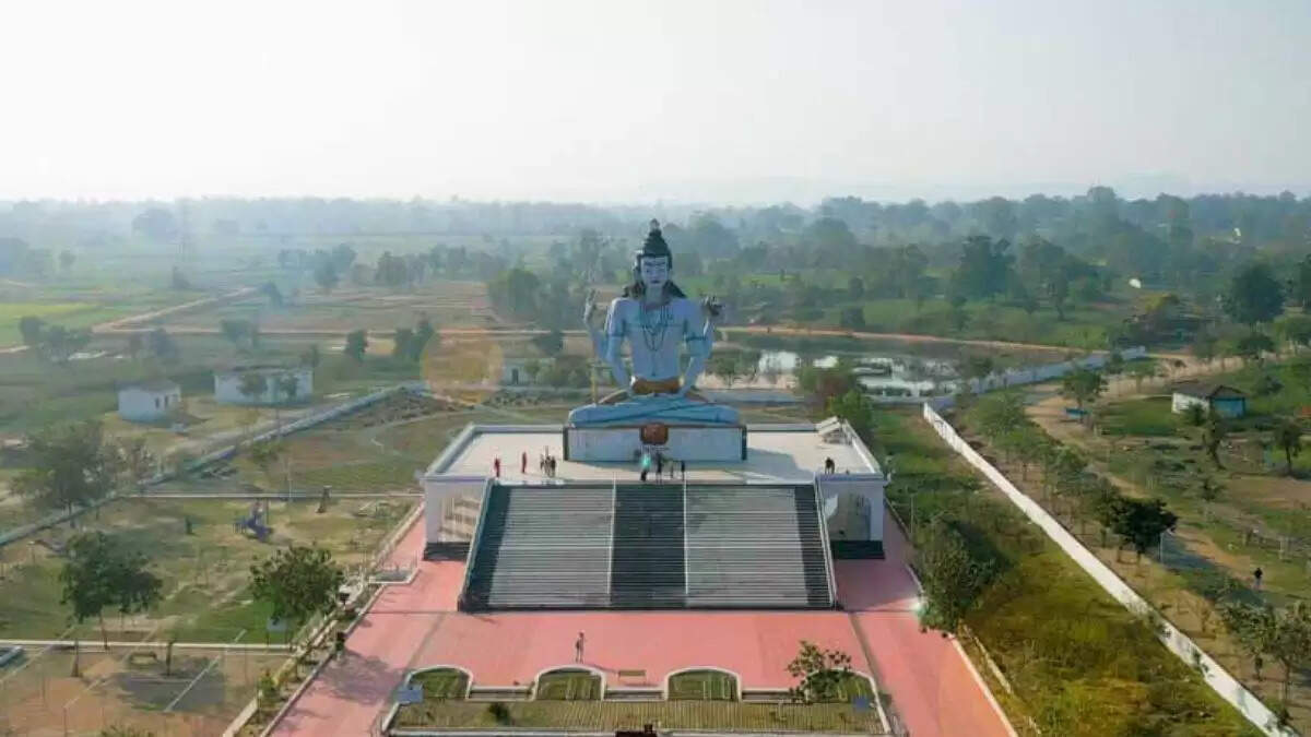 सावन में तातापानी के तपेश्वर धाम में उमड़ती है आस्था, एक ही परिसर में मिलते हैं 12 ज्योतिर्लिंगों के दर्शन