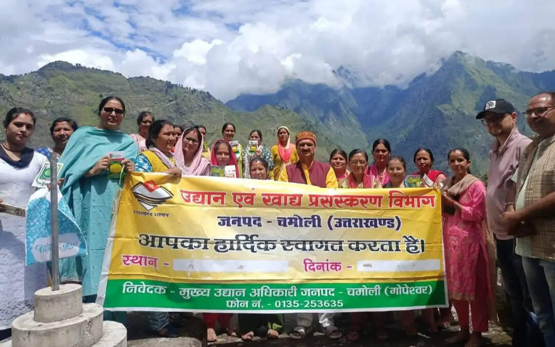 फूलों की खेती से जोशीमठ की महिलाओं को स्वरोजगार से जोड़ने की पहल,56 पैकेट बीज वितरित