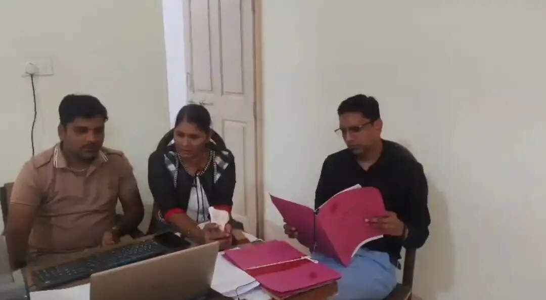 कटनी नगर निगम में 20 हजार की रिश्वत लेते लिपिक गिरफ्तार