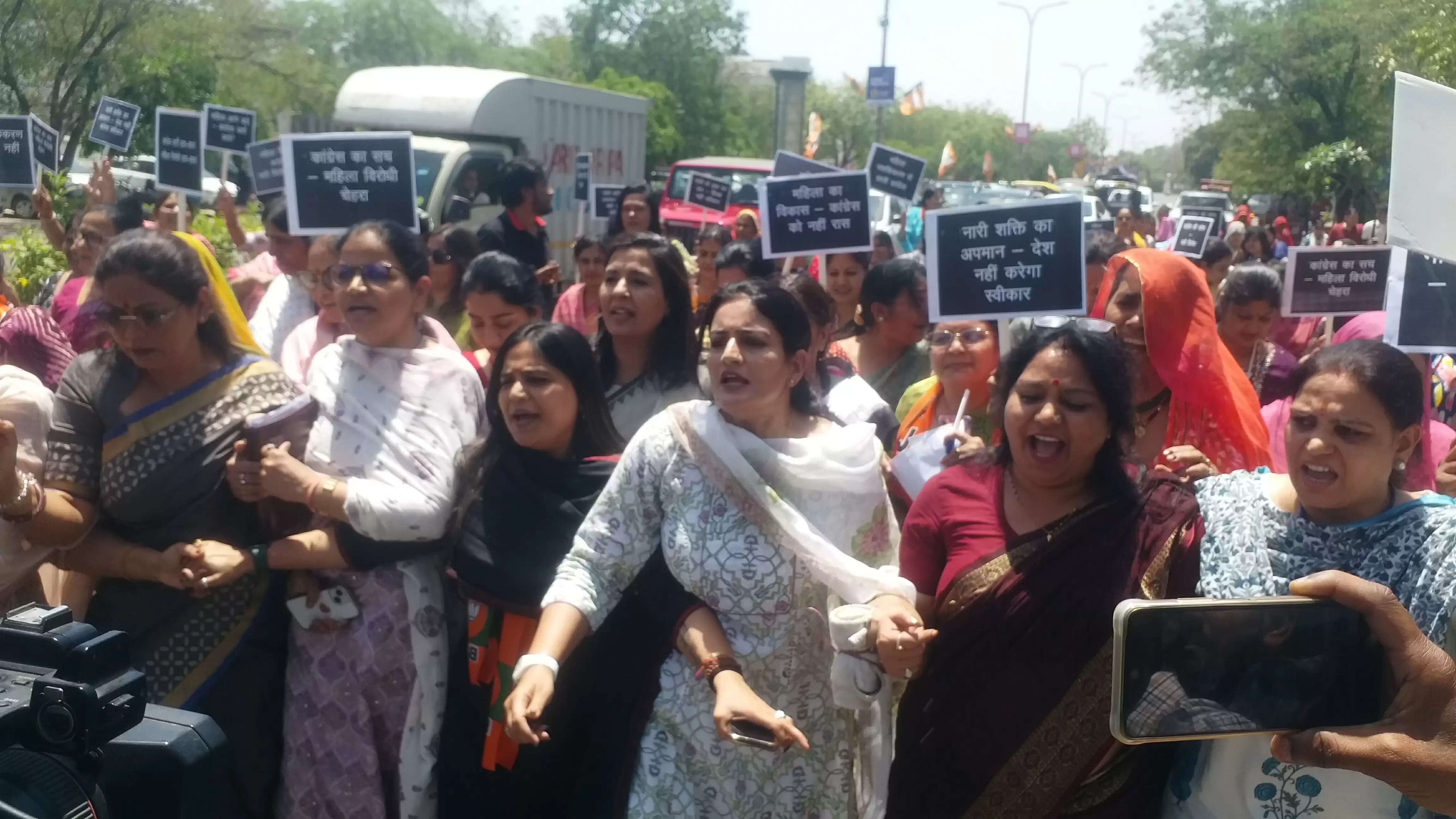 नारी शक्ति बिल नहीं पास होने पर जयपुर में भाजपा महिला मोर्चा कार्यकर्ता उतरीं सड़कों पर