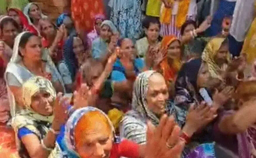 उज्जैन में खड़े हनुमान मंदिर के लिए जुटे श्रद्धालु, बोले- नहीं हटेगी प्रतिमा