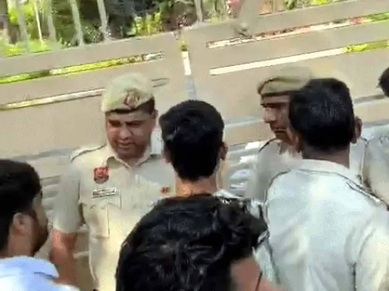 हिसार : फीस बढ़ोतरी मसले पर गुरु जम्भेश्वर विश्वविद्यालय में छात्रों का हंगामा