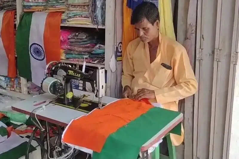 स्वाधीनता दिवस से पूर्व लगभग 35 वर्षों से राष्ट्रीय ध्वज बना रहे कलगछिया के पियार अली