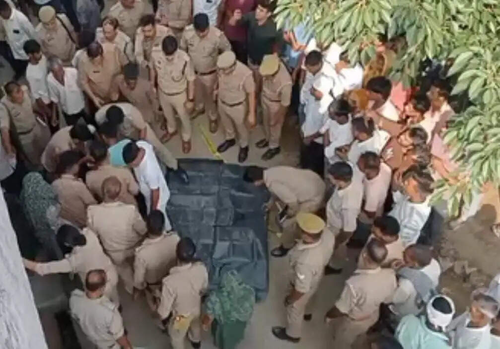 मुरादाबाद में गोबर डालने को लेकर विवाद में फायरिंग, एक युवक की मौत