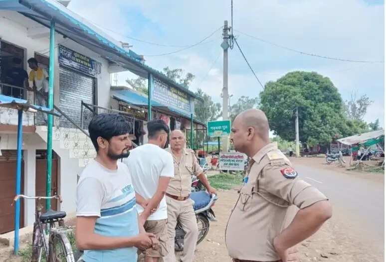 चोर शटर खोलकर उठा ले गए आलमारी, 100 मीटर दूर तोड़कर उड़ाए लाखों के जेवर