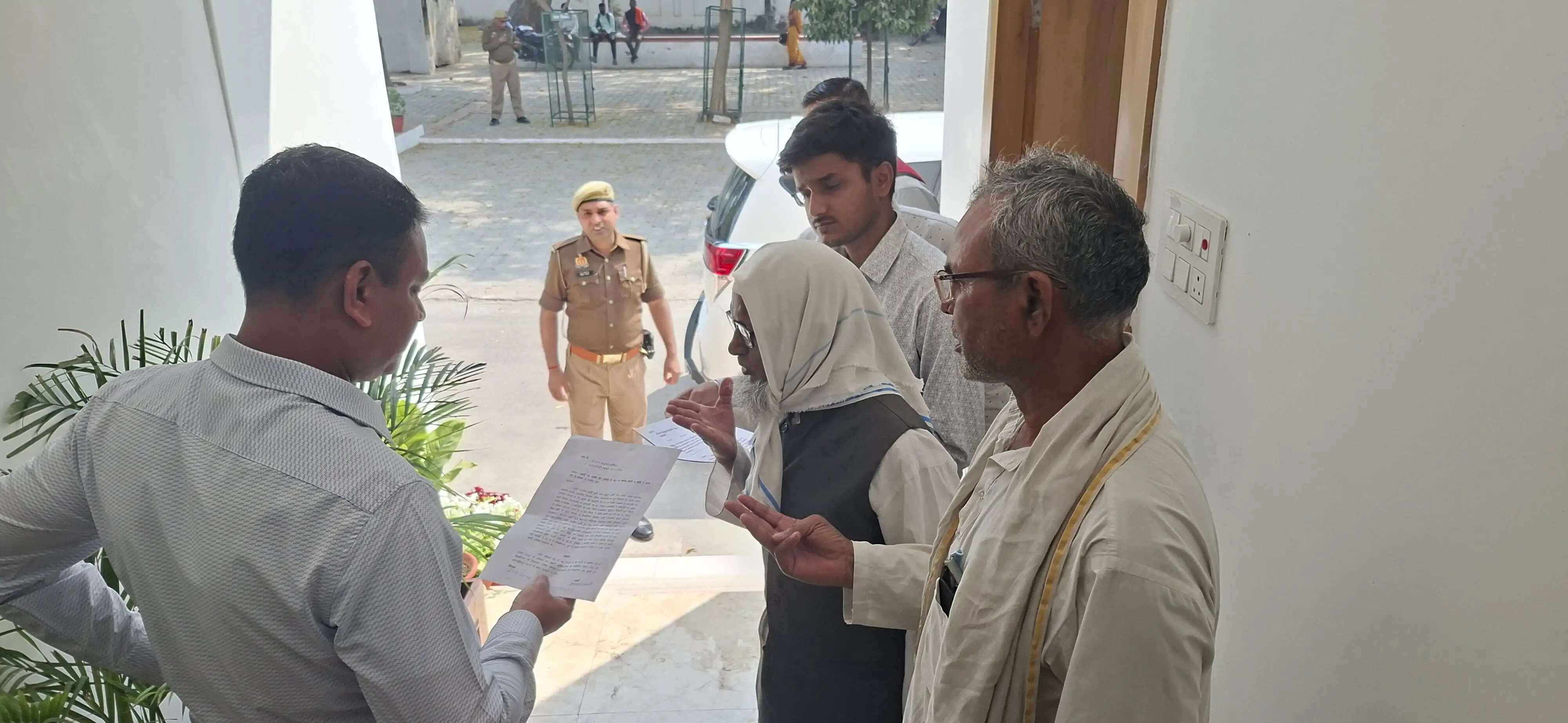 वाराणसी मंडलायुक्त ने कमिश्नरी कार्यालय में की जनसुनवाई, शिकायतों के त्वरित निस्तारण पर जोर