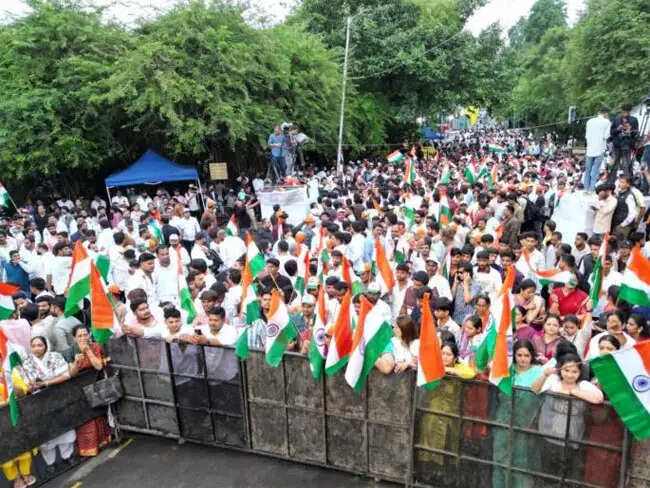 पुणे में युवा शक्ति ने ‘वंदे मातरम’ गाकर देशभक्ति की लौ जलाई