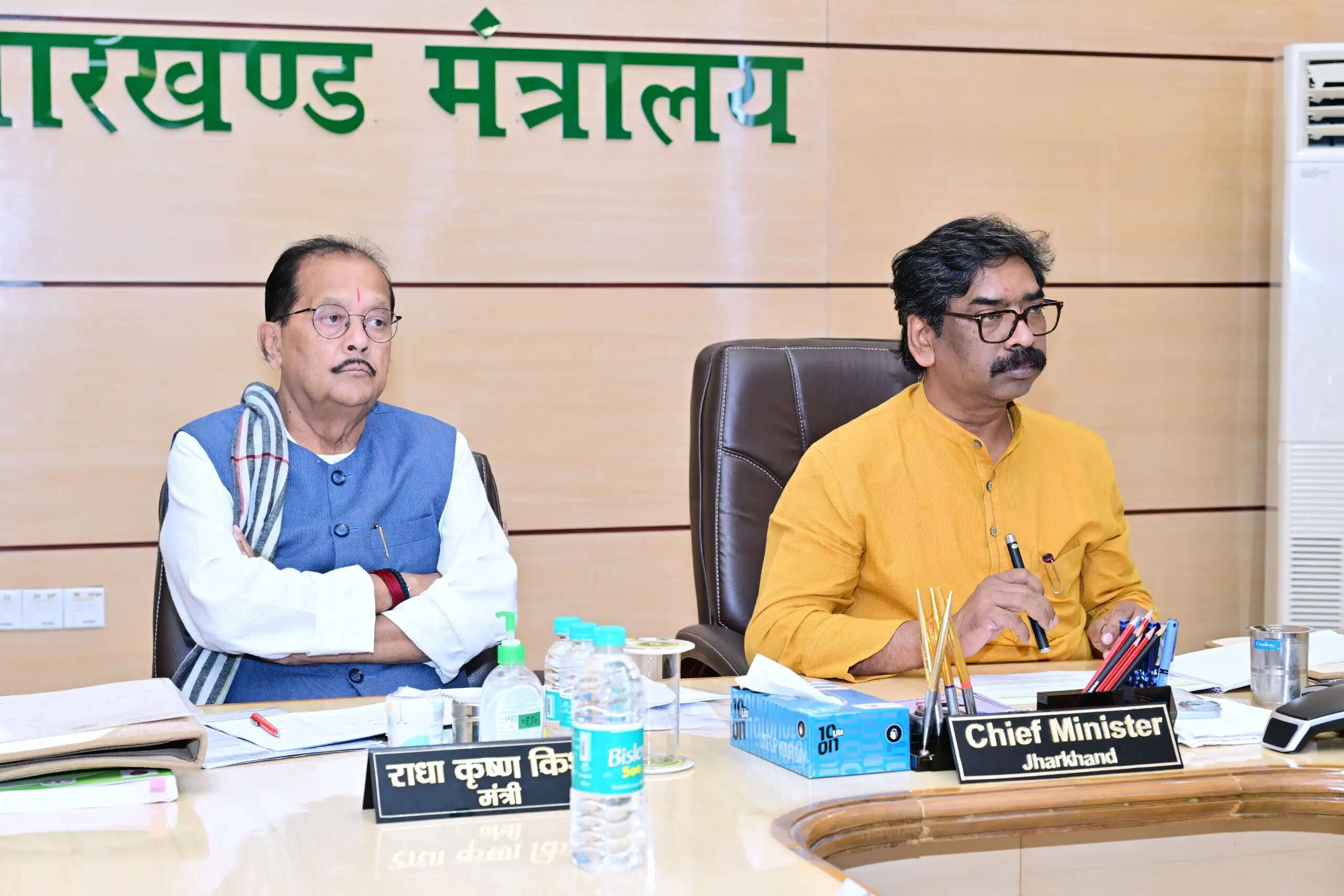 राज्य के सर्वांगीण विकास को गति देने के लिए प्रतिबद्धता से काम करें अधिकारी : मुख्यमंत्री