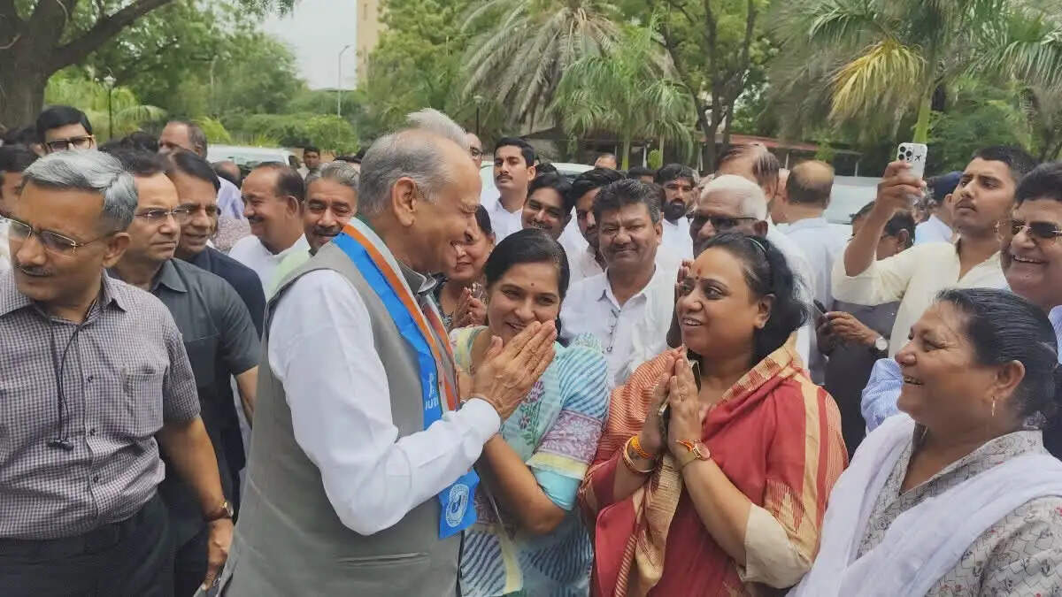 गहलोत ने की जनसुनवाई, कई लोगों ने की फरियादें