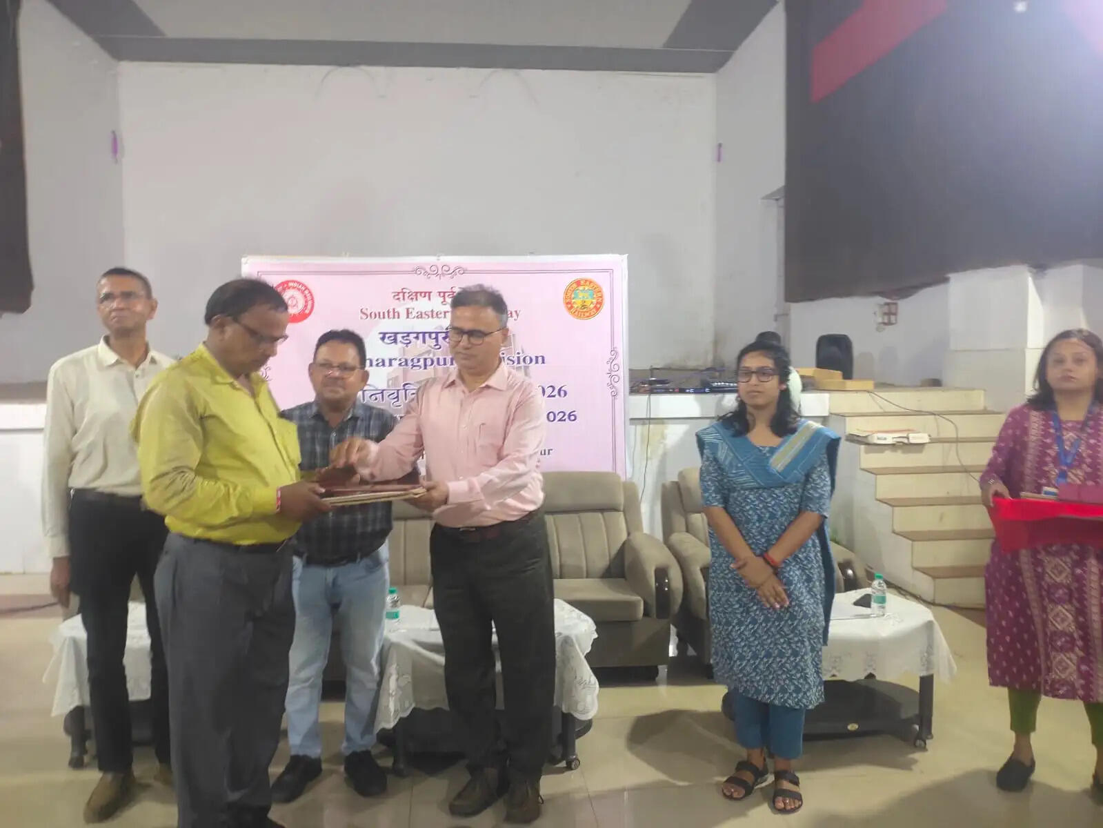 खड़गपुर मंडल ने सेवानिवृत्त कर्मचारियों को दिया सम्मान