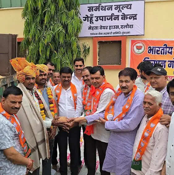 मंदसौर : गेहूं खरीदी केंद्र पर किसानों का भाजपा ने किया स्वागत