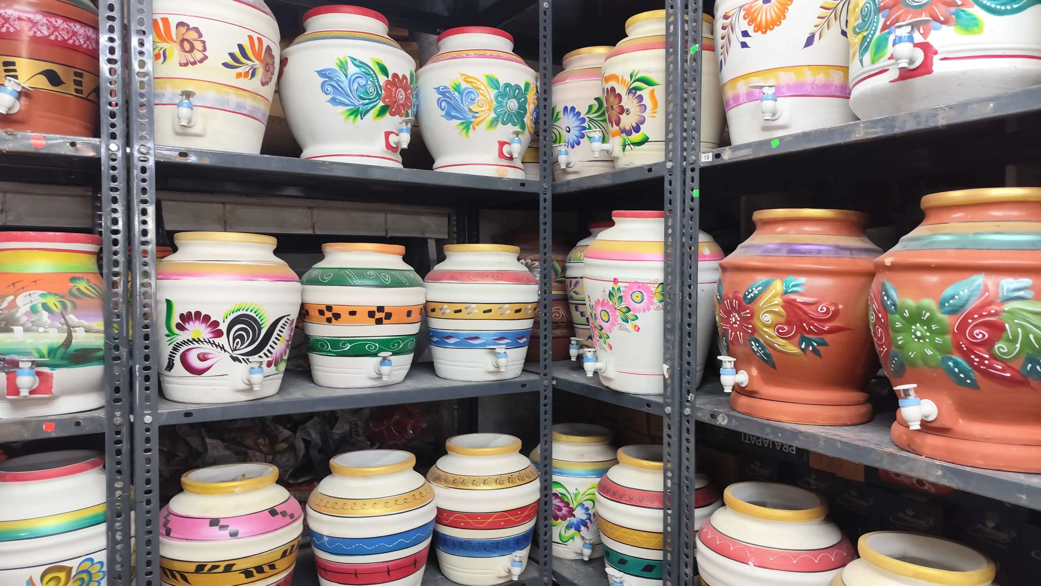 देसी ठंडक की वापसी: बाजारों में मटकों की मांग ने पकड़ी रफ्तार &nbsp;