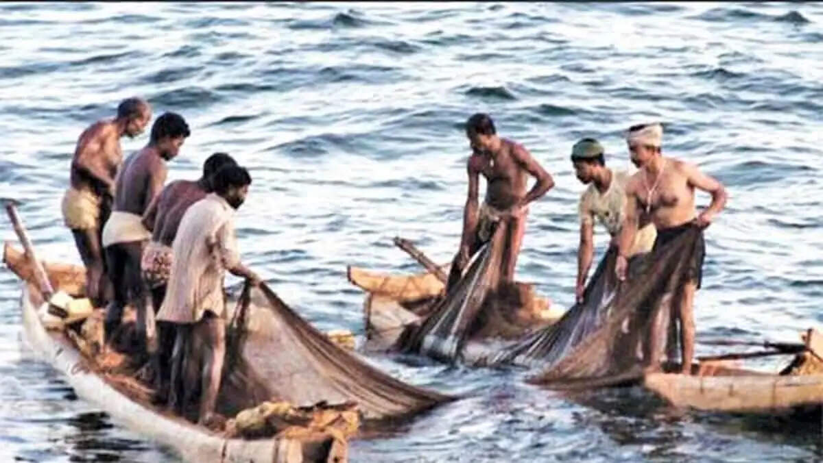 श्रीलंका की नौसेना ने पंबन से 12 मछुआरों को गिरफ्तार किया