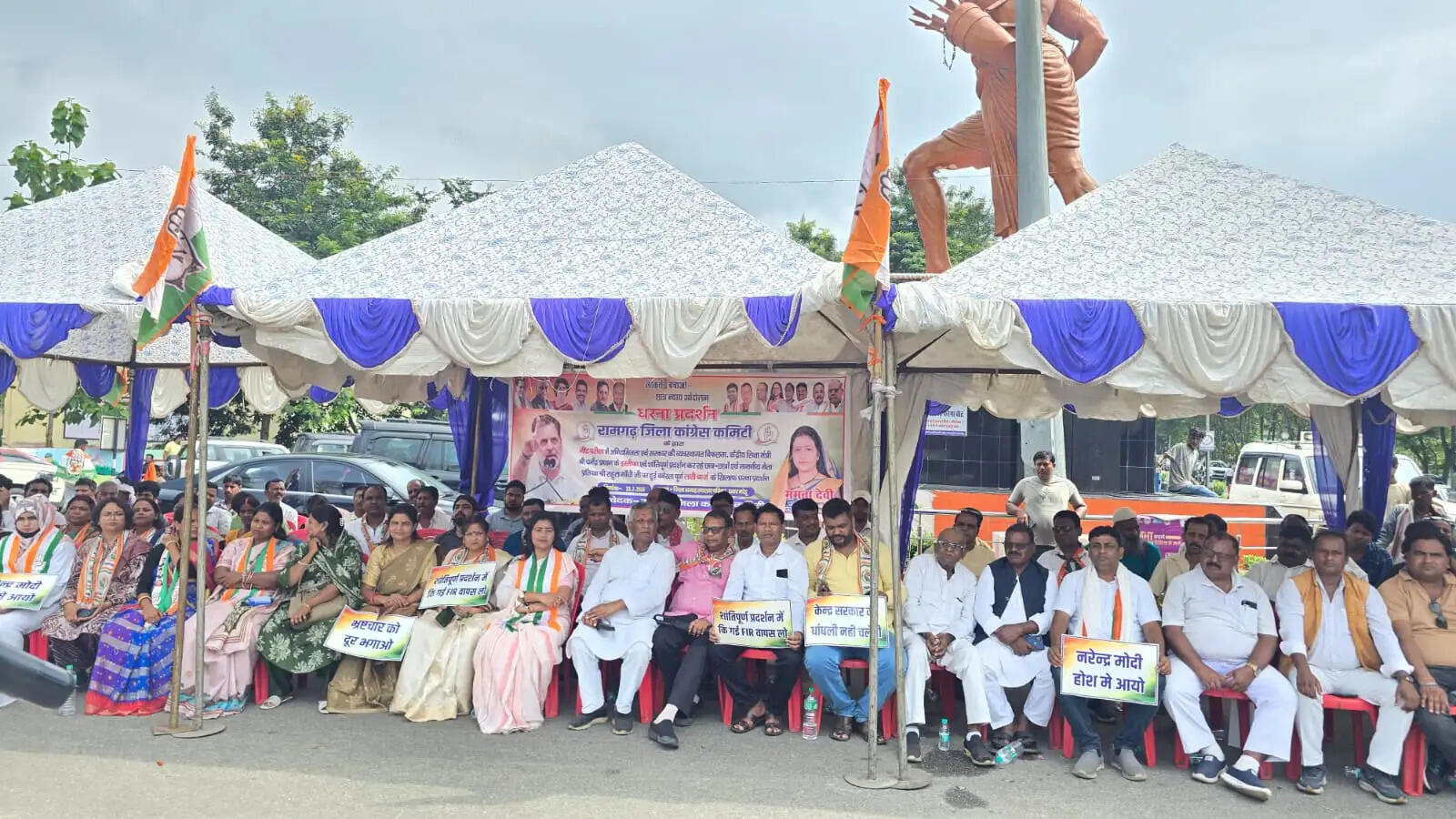 नीट पेपर लीक के खिलाफ कांग्रेस ने दिया धरना, सौंपा ज्ञापन