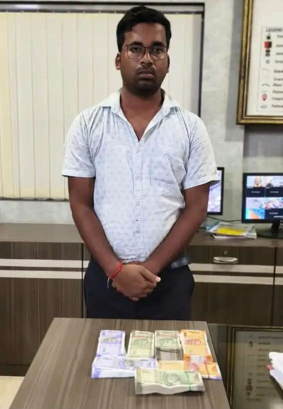 दो लाख रुपये की रिश्वत लेते रंगे हाथ गिरफ्तार बीडीओ कार्यालय का उप सहायक अभियंता, एसीबी ने दबोचा