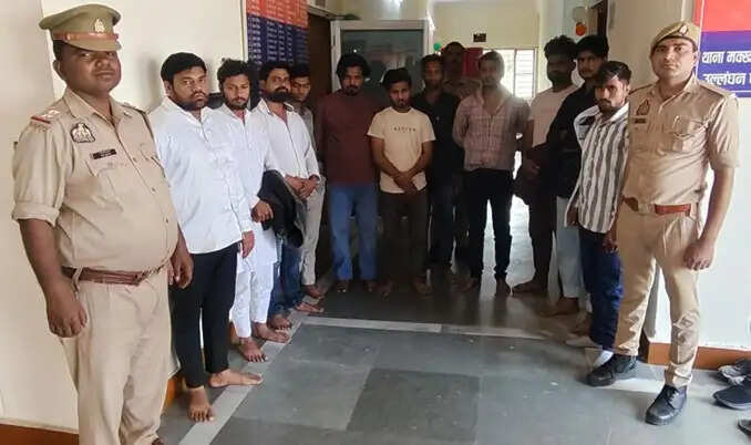 अनैतिक देह व्यापार में 4 महिलाओं सहित 15 गिरफ्तार