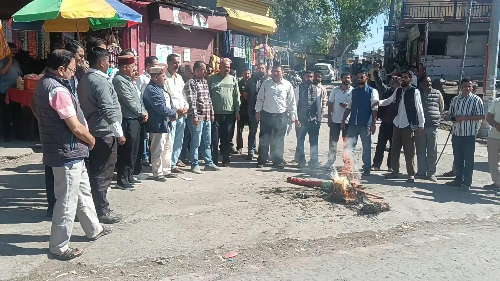 जल शक्ति विभाग की भर्ती नीति के विरोध में भाजपा नेड़ापार मंडल का प्रदर्शन, एक्सियन&nbsp; का पुतला फूंका