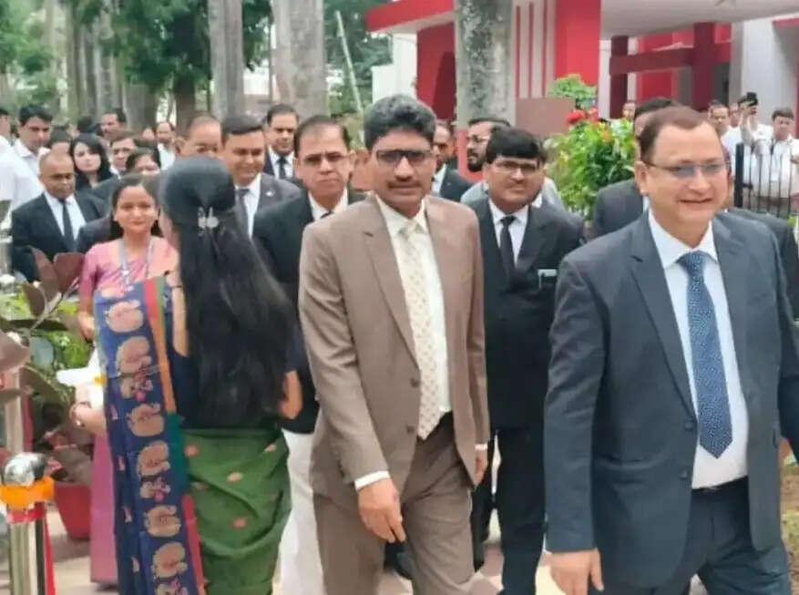 व्यवहार न्यायालय परिसर में न्याय के प्रतीक प्रतिमा का किया गया अनावरण