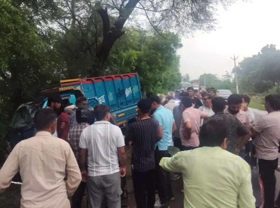 हाथरस सड़क हादसे में दो युवकों की मौत