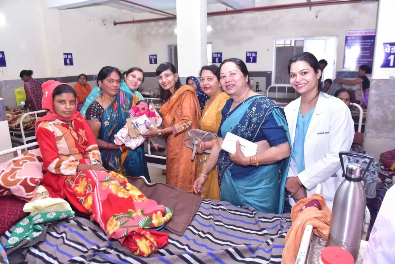 धमतरी : 48 नवजात शिशुओं व नवप्रसूता माताओं को बांटा गया उपहार
